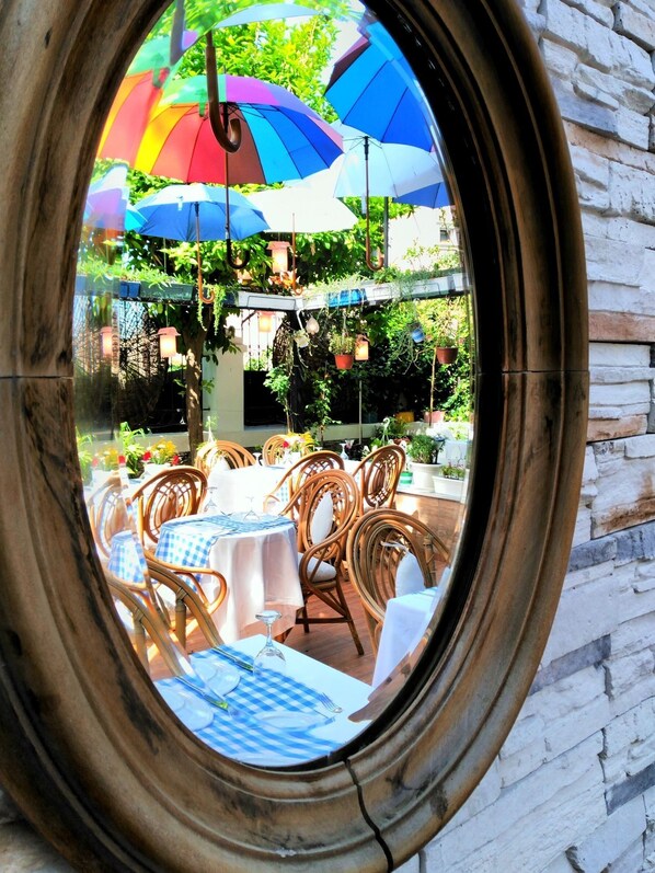 Outdoor dining - Center Hill Hotel (Istanbul)