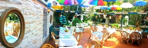 Outdoor dining - Center Hill Hotel (Istanbul)