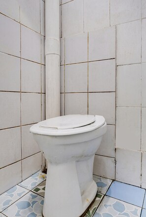 Basic Double Room | Bathroom - SPOT ON 91775 Pondok 14 Syariah (Bandung)