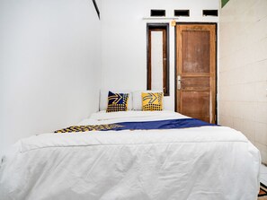Basic Double Room - SPOT ON 91775 Pondok 14 Syariah (Bandung)