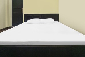 Standard Double Room | Bed sheets - OYO 91855 Big Hotel Kendari (Kendari)