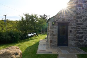 Property grounds - The Reading Rooms -  a pet friendly that sleeps 4 guests  in 2 bedrooms (Skipton)