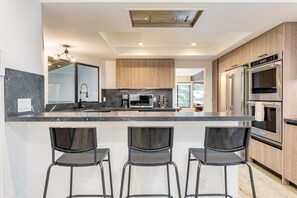 Fridge, oven, stovetop, dishwasher - Honeypot by AvantStay | Indoor Pool & Hot Tub (Big Bear Lake)