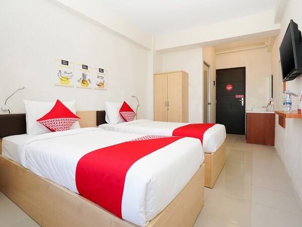 Standard Twin Room | Desk, laptop workspace, free WiFi, bed sheets - OYO 91964 Menara Rungkut Surabaya (Surabaya)