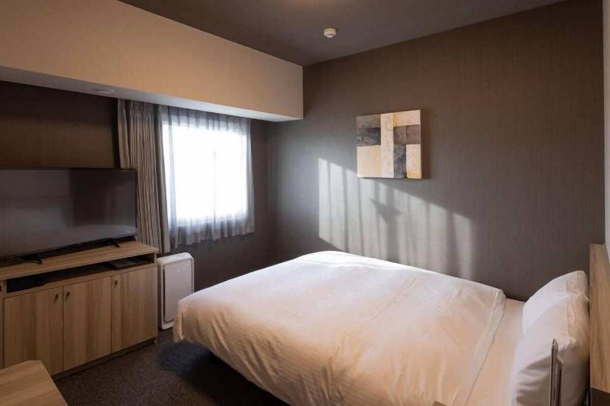 Desk, iron/ironing board (on request), WiFi (free), bed sheets