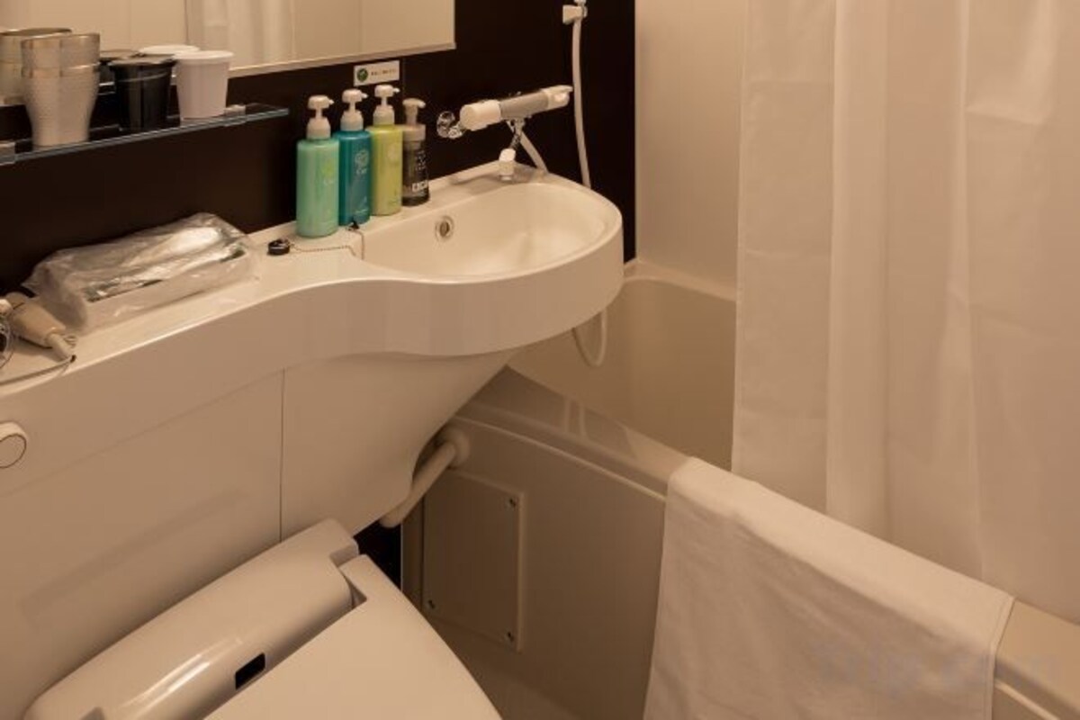 Combined shower/tub, free toiletries, slippers, towels