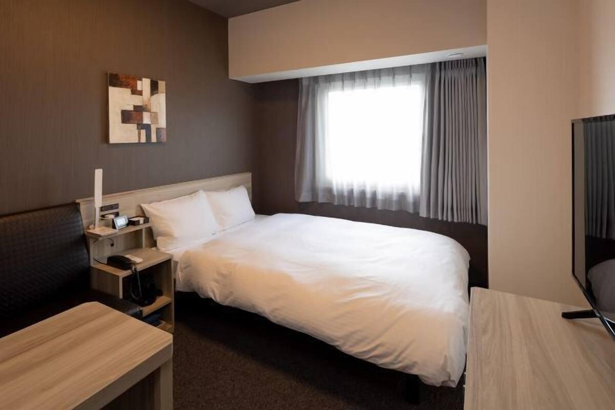 Desk, iron/ironing board (on request), WiFi (free), bed sheets