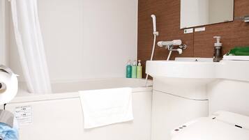 Ducha y bañera combinadas y artículos de higiene personal gratuitos