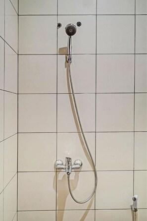 Habitación estándar doble | Baño | Ducha y jabón