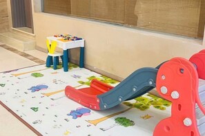 A children's play area with a slide and a small table with toys. - Inner Mongolia Hotel Duolan Hotel (Jinqiao Development Zone) (Hohhot)