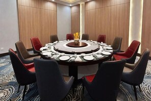 A conference room with a round table, eight chairs, and a central decorative piece. - Inner Mongolia Hotel Duolan Hotel (Jinqiao Development Zone) (Hohhot)