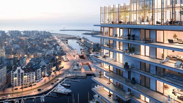 Um edifício moderno de vários andares, com amplas janelas e varandas com vista para um porto e para a paisagem urbana.