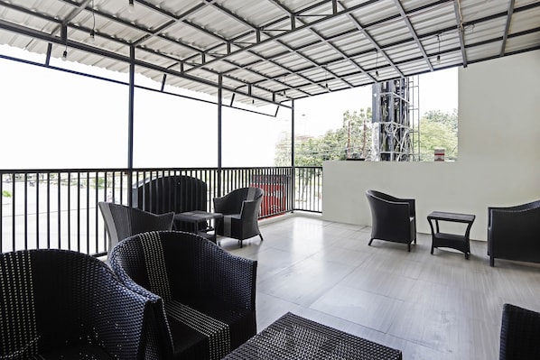 Lobby sitting area - Hotel O D'lima Guest House Sub (Surabaya)