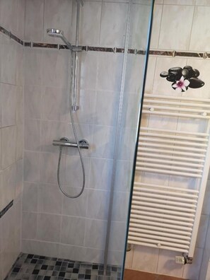 Dusche, Haartrockner, Handtücher