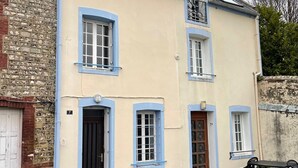 A two-story house with a blue and cream exterior, numbered 7 and 8. - Charming fisherman's cottage (Saint-Valery-en-Caux)