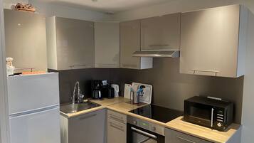 Réfrigérateur, micro-ondes, four, plaque de cuisson