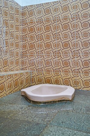 Habitación doble económica | Baño | Regadera, toallas, papel de baño 