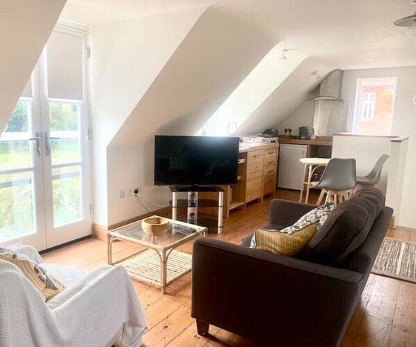 Smart TV, books - Central Ely 3 bed 2 bathroom smart apartment (Ely)