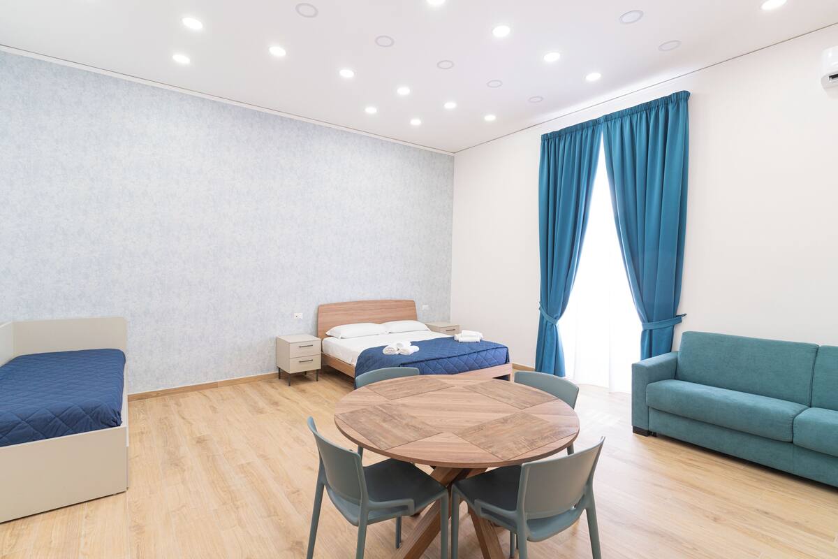 ห้องซูพีเรียสตูด ิโอสวีท | ผ้าปูที่นอน Frette จากอิตาลี, เครื่องนอนระดับพรีเมียม, ผ้านวมขนเป็ด