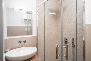 Superior Studio Suite | Bathroom