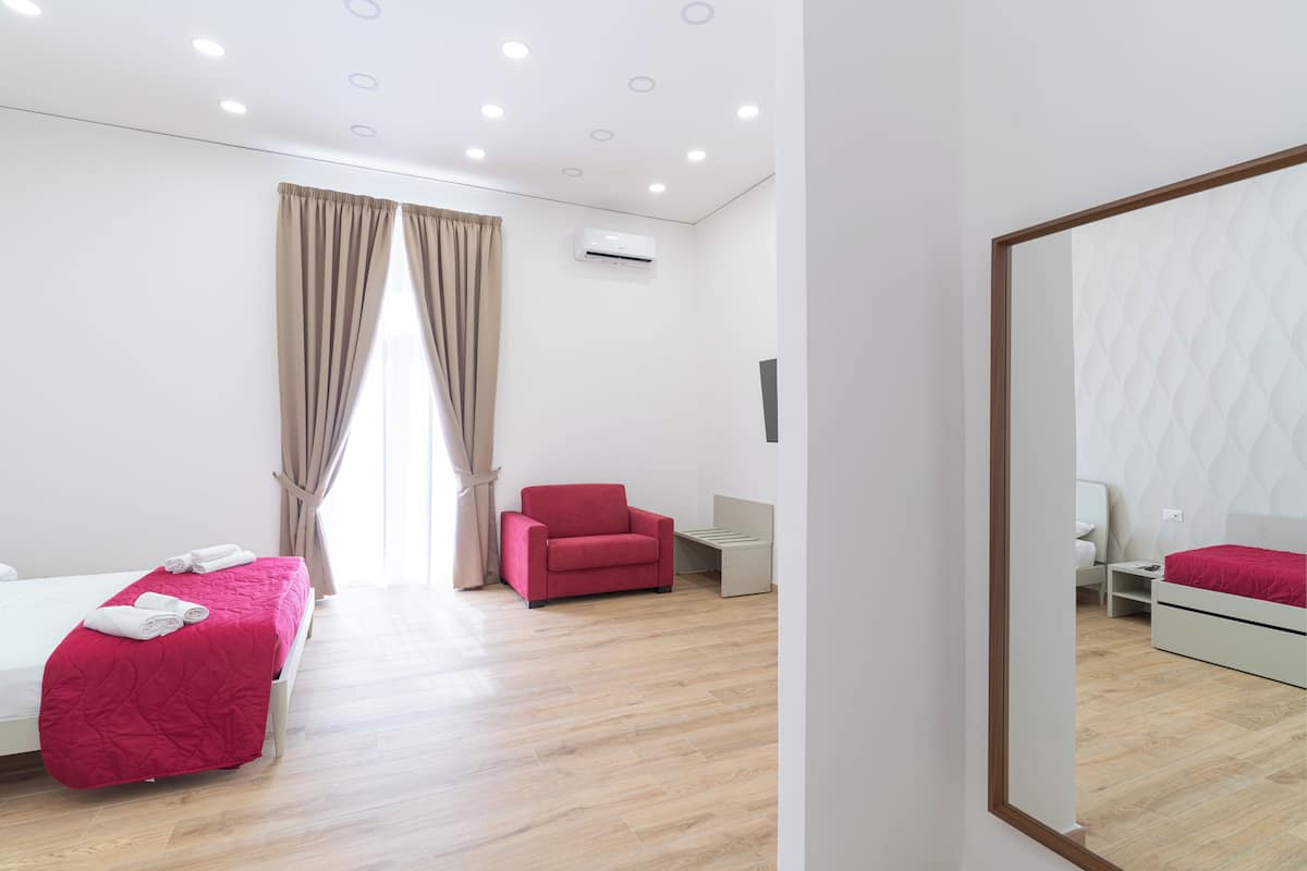 ห้องดีลักซ์สตูดิโอสวีท, 1 ห้องนอน | ผ้าปูที่นอน Frette จากอิตาลี, เครื่องนอนระดับพรีเมียม, ผ้านวมขนเป็ด