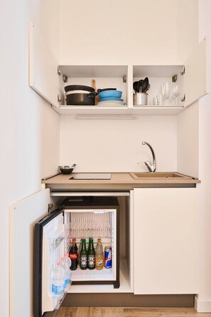 Quarto quádruplo superior, para não fumantes, vista para a cidade | Cozinha privada | Geladeira, cafeteira/chaleira, chaleira elétrica