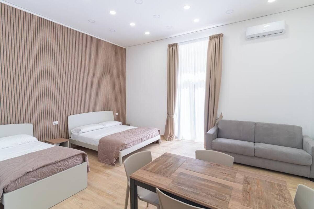 ห้องแฟมิลี่สตูดิโอสวีท | ผ ้าปูที่นอน Frette จากอิตาลี, เครื่องนอนระดับพรีเมียม, ผ้านวมขนเป็ด