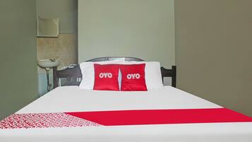 Kahden hengen deluxe-huone | Tallelokero huoneessa, työpöytä