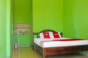 In-room safe, desk, laptop workspace, free WiFi - OYO 91721 Hotel Brenton (Kupang)