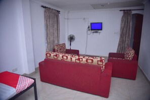 Decoración personalizada, muebles diferentes y escritorio 