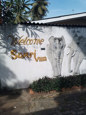 A wall with a 'Welcome Sauri Villa' sign and two elephant sculptures. - Sanri villa Katunayaka (Seeduwa - Katunayake)