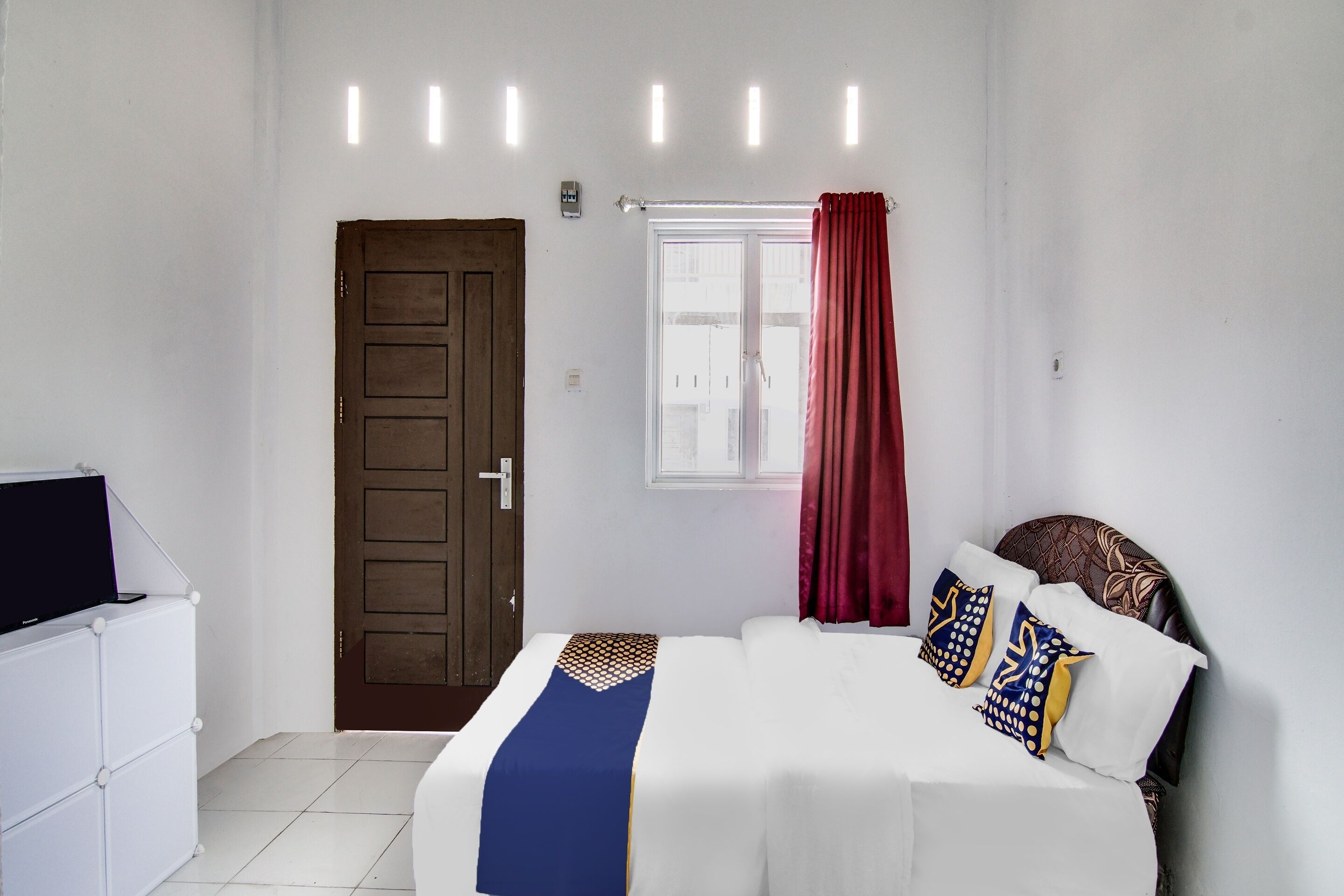 Økonomi-dobbeltrom | Skrivebord, skrivebord for bærbar PC og sengetøy