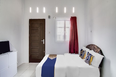 Economy Double Room | Desk, laptop workspace, bed sheets