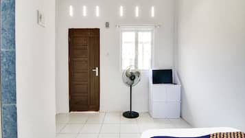 Economy Double Room | Desk, laptop workspace, bed sheets