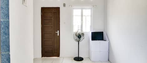 Habitación doble económica | Escritorio, espacio para trabajar con laptop y ropa de cama