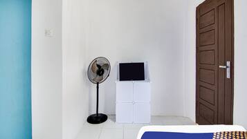 Quarto casal econômico | Escrivaninha, espaço de trabalho para notebook, roupa de cama