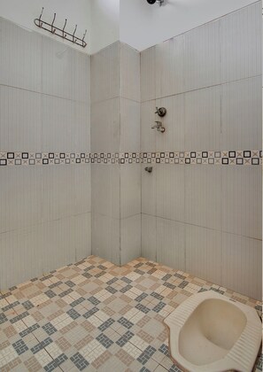 Economy-Doppelzimmer | Badezimmer | Dusche, Handtücher