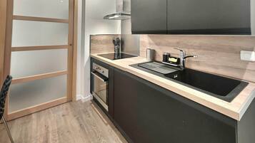 Frigorífico, microondas, horno y placa de cocina