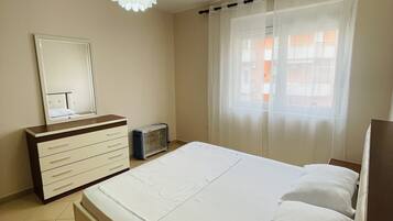Familienapartment, 1 Schlafzimmer, Balkon, Gartenblick | 1 Schlafzimmer, Daunenbettdecken, kostenloses WLAN, Bettwäsche