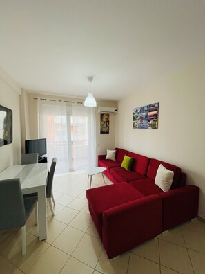 Appartement Familial, 1 chambre, balcon, vue jardin | Coin séjour | TV connectée de 48 pouces avec chaînes numériques, télévision, cheminée