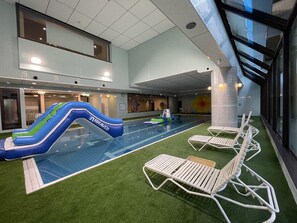 Una piscina cubierta