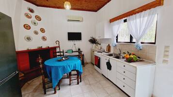 Een koelkast, een oven, een kookplaat, een koffiezetapparaat/waterkoker