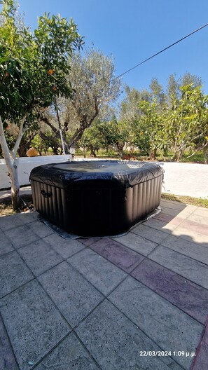 Outdoor spa tub