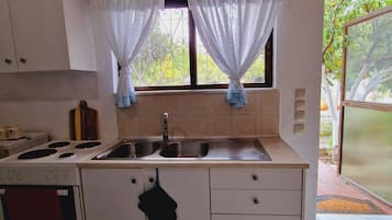 Refrigerador, horno, parrilla de estufa y cafetera y tetera