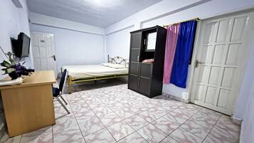 Quarto casal standard | Escrivaninha, espaço de trabalho para notebook, Wi-Fi de cortesia