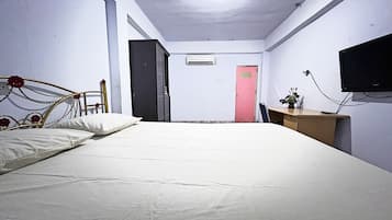 Dobbeltrom – standard | Skrivebord, skrivebord for bærbar PC, wi-fi (inkludert) og sengetøy