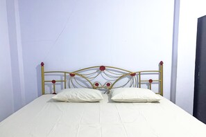 Desk, laptop workspace, free WiFi, bed sheets - Hotel O Wisma Samudra (Makassar)