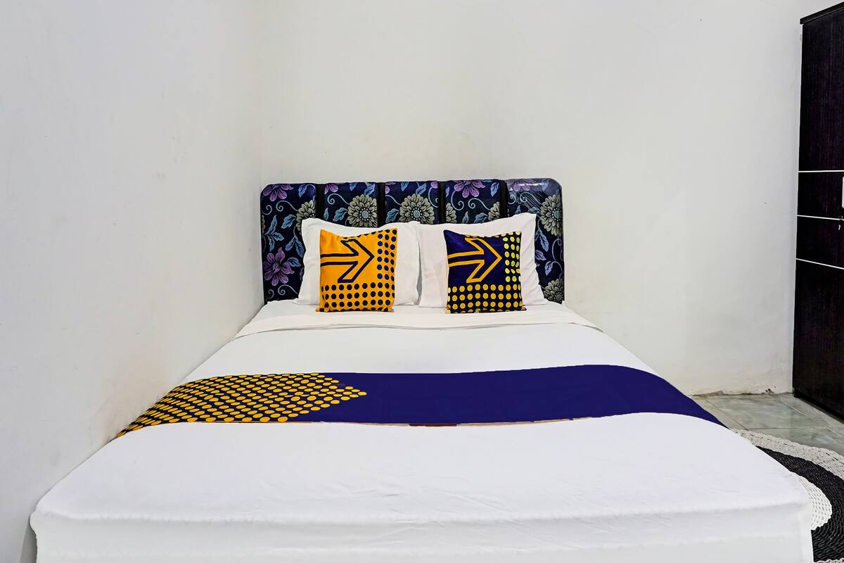 Escritorio, wifi gratis, ropa de cama