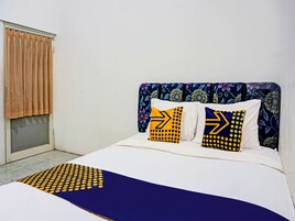 Escritorio, wifi gratis y ropa de cama