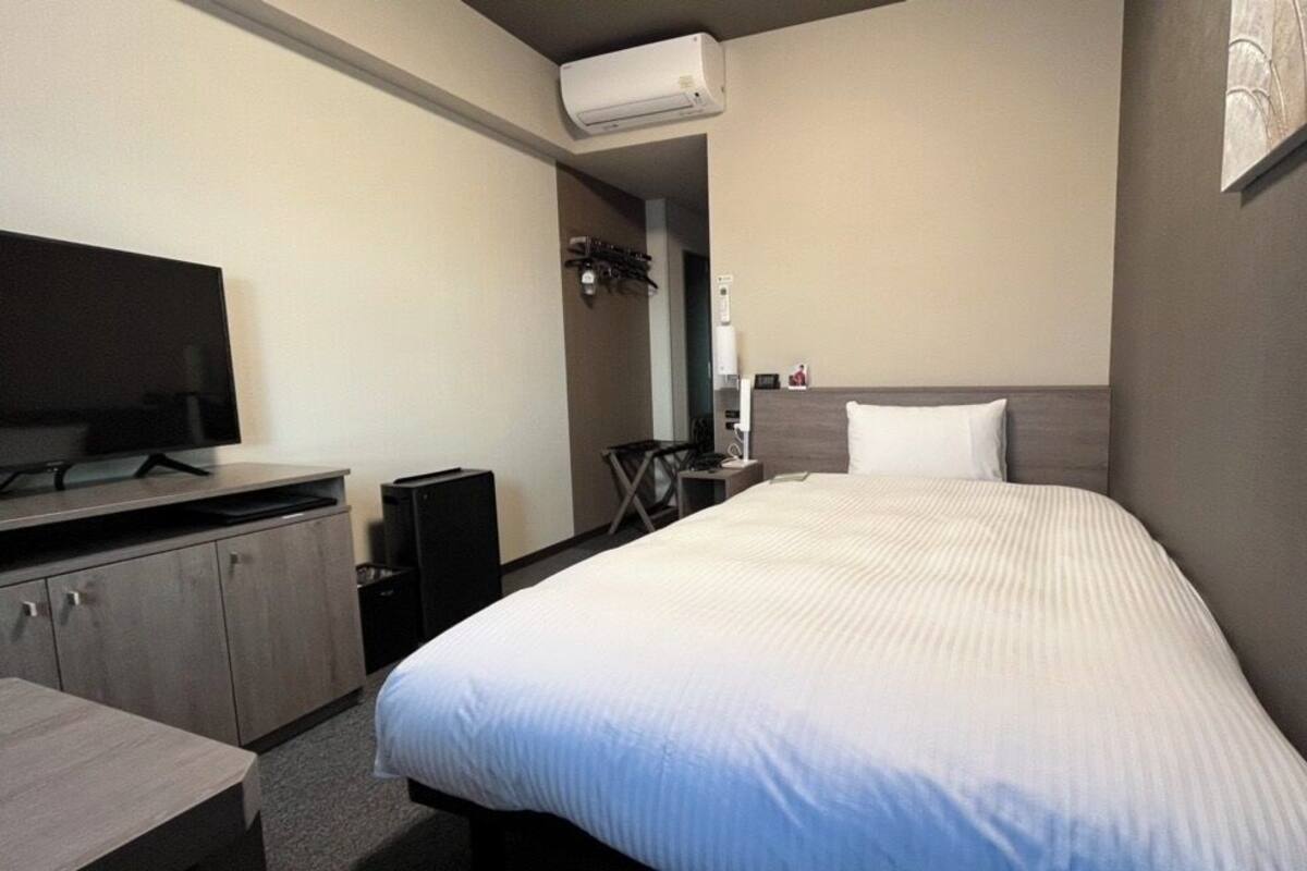 Desk, iron/ironing board (on request), WiFi (free), bed sheets